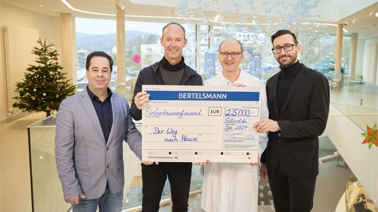 From left: Stefan Schwalfenberg, Head Physician of the outpatient palliative care team “Der Weg nach Hause”, Thomas Rabe, Chairman and Chief Executive Officer of Bertelsmann, Prof. Dr. Eckard Hamelmann, Director of the University Clinic for Pediatrics and Adolescent Medicine at the Bethel Children&#39;s Center and René Meistrell, Facility Management, Pedagogical Director, Bethel Children&#39;s Hospice.