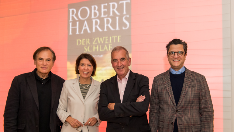 The journalist Dr. David Eisermann, Helen Müller Head of Cultural Affairs and Corporate History at Bertelsmann, Robert Harris and the actor Denis Abrahams