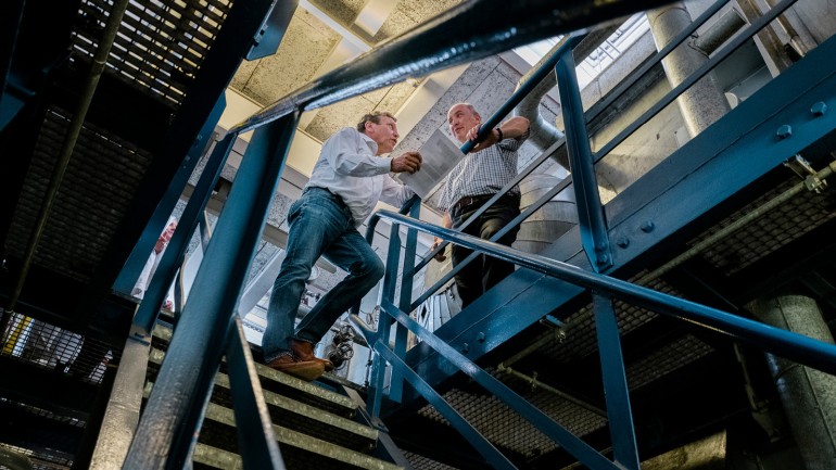 Ralf Niediek and Burkhard Niehaus (from left to right) know the power plant like the backs of their hands.
