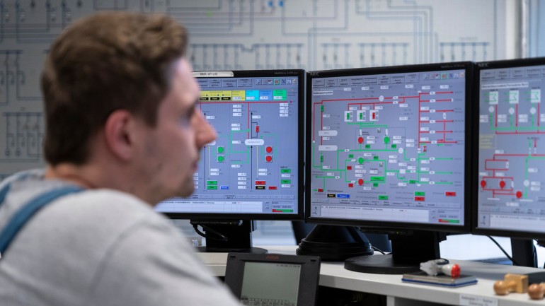 To make sure everything runs smoothly, the power plant is monitored around the clock – after all, it supplies electricity, heat and cooling for Mohn Media and many others.
