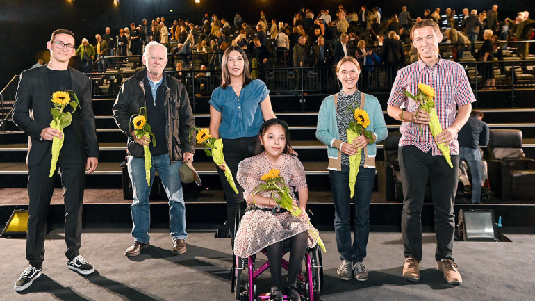 Premiere of &#34;Heute nicht&#34; (f. l.): René Meistrell (Head of Bethel Children&#39;s and Youth Hospice), Jim Rakete, Berivan Is (Bercem&#39;s mother), Bercem, Daniel and Melanie Buschatz (Niklas&#39; parents)